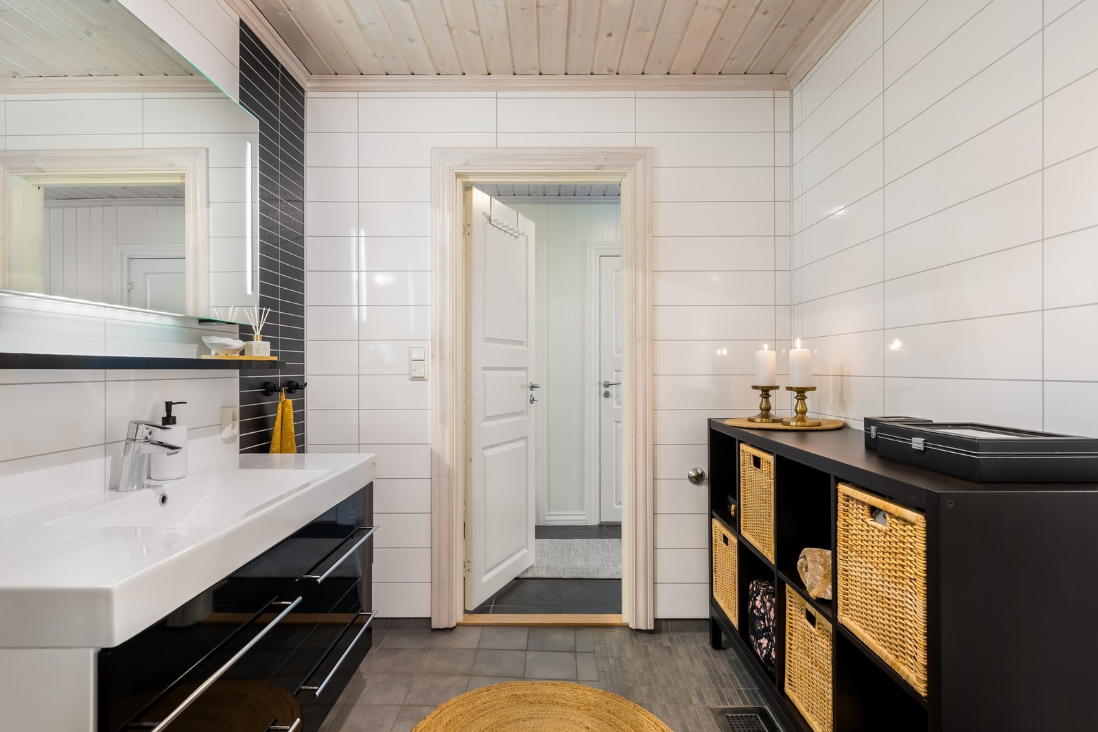 Utstyrt med servantinnrending, vegghengt toalett, dusjkabinett og skap for lagring. Galleribilde