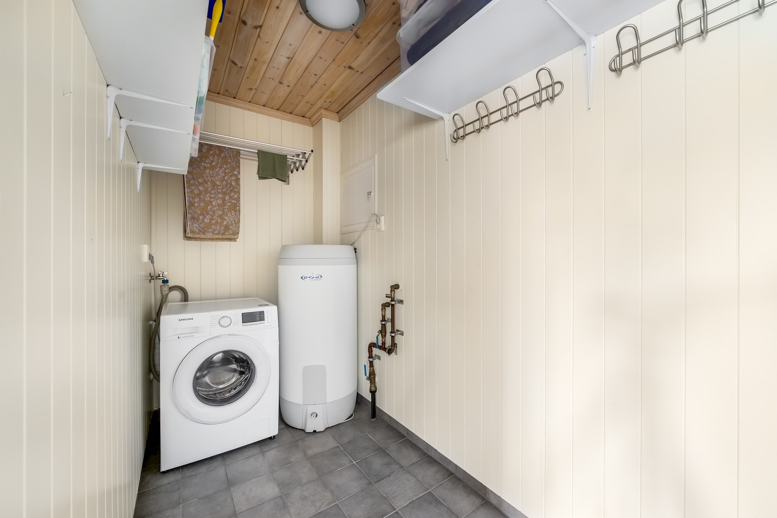 Praktisk bod med opplegg til vaskemaskin. Galleribilde