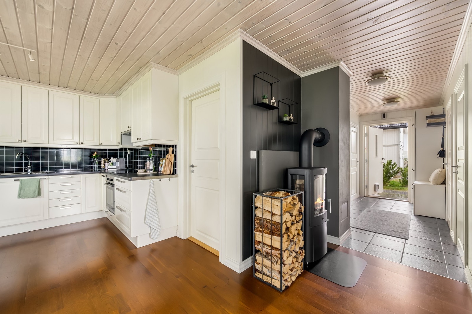 Nåværende eier har montert en lekekr peisovn som varmer godt på kalde dager. Galleribilde