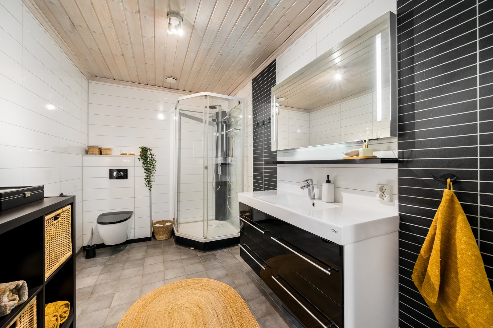 Lekkert flislagt bad med varmekabler. Galleribilde