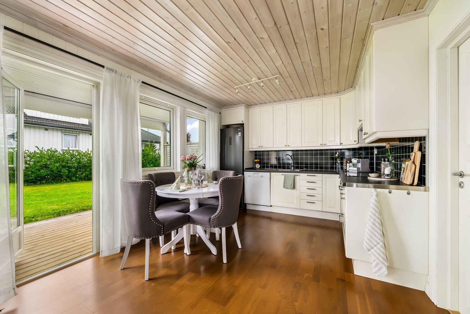 Utgang fra kjøkken til overbygget platting. Galleribilde