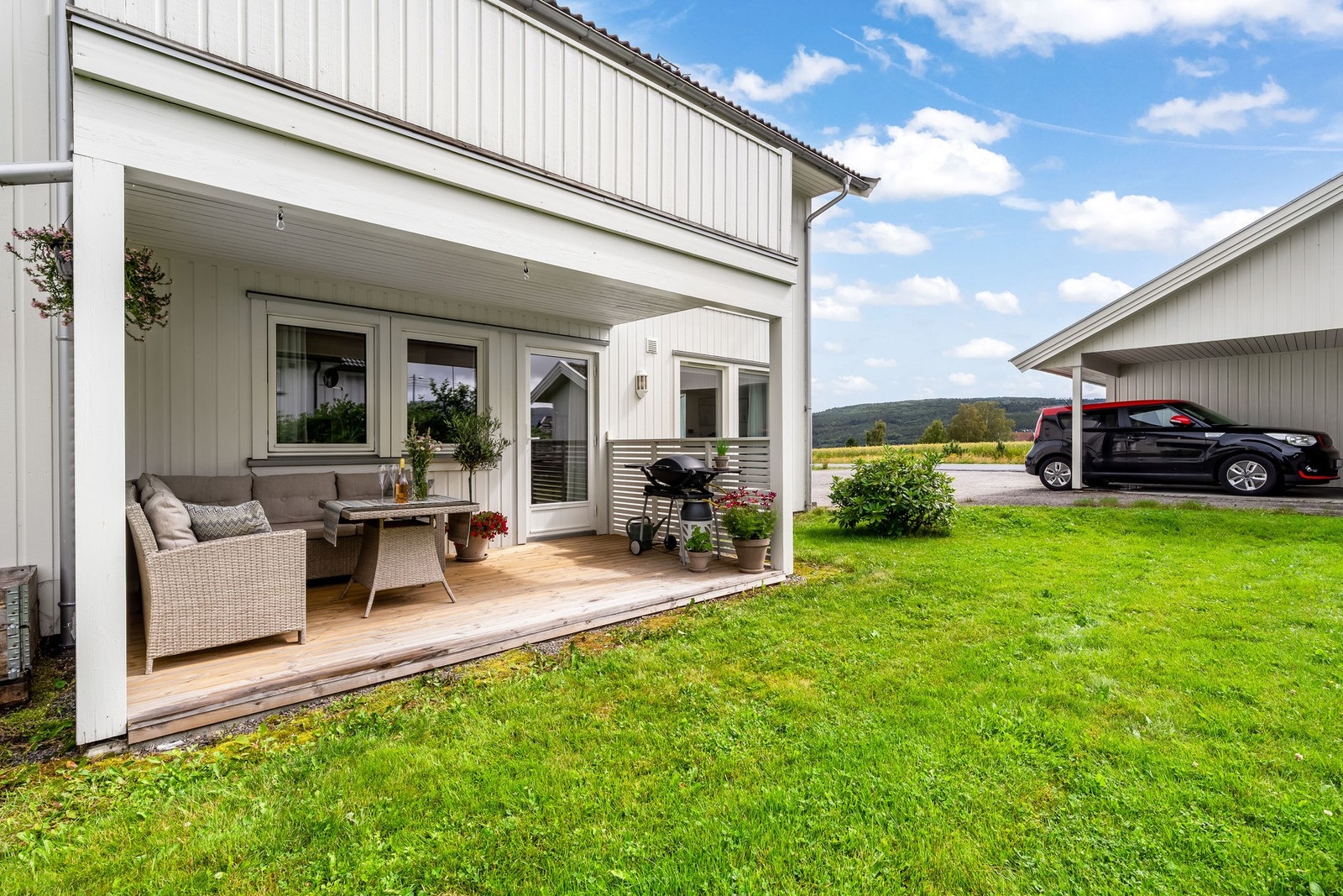 Fin uteplass med direkte adkomst til hagen. Galleribilde