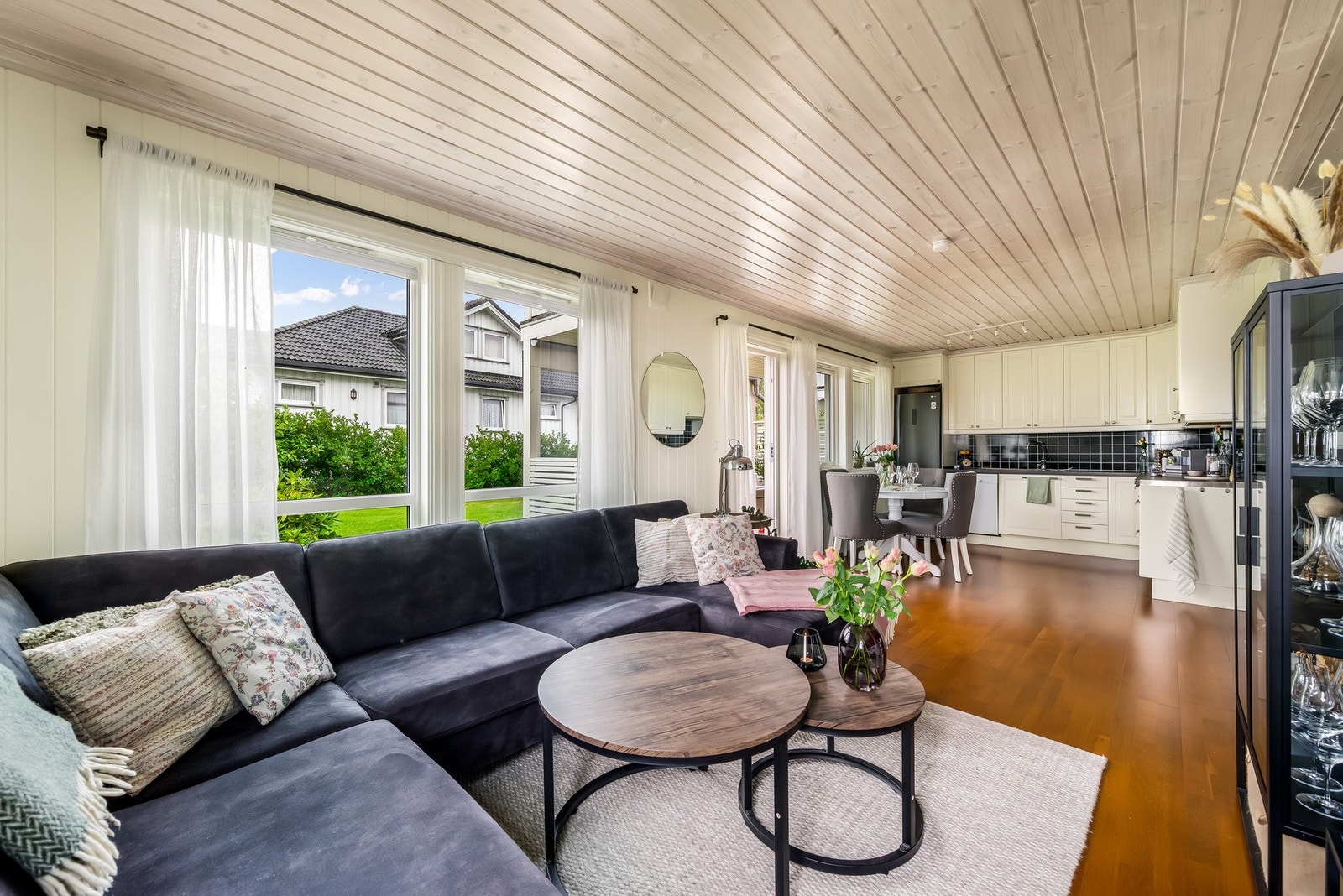 Lys og delikat leilighet i 1.etasje med praktiske løsninger. Galleribilde