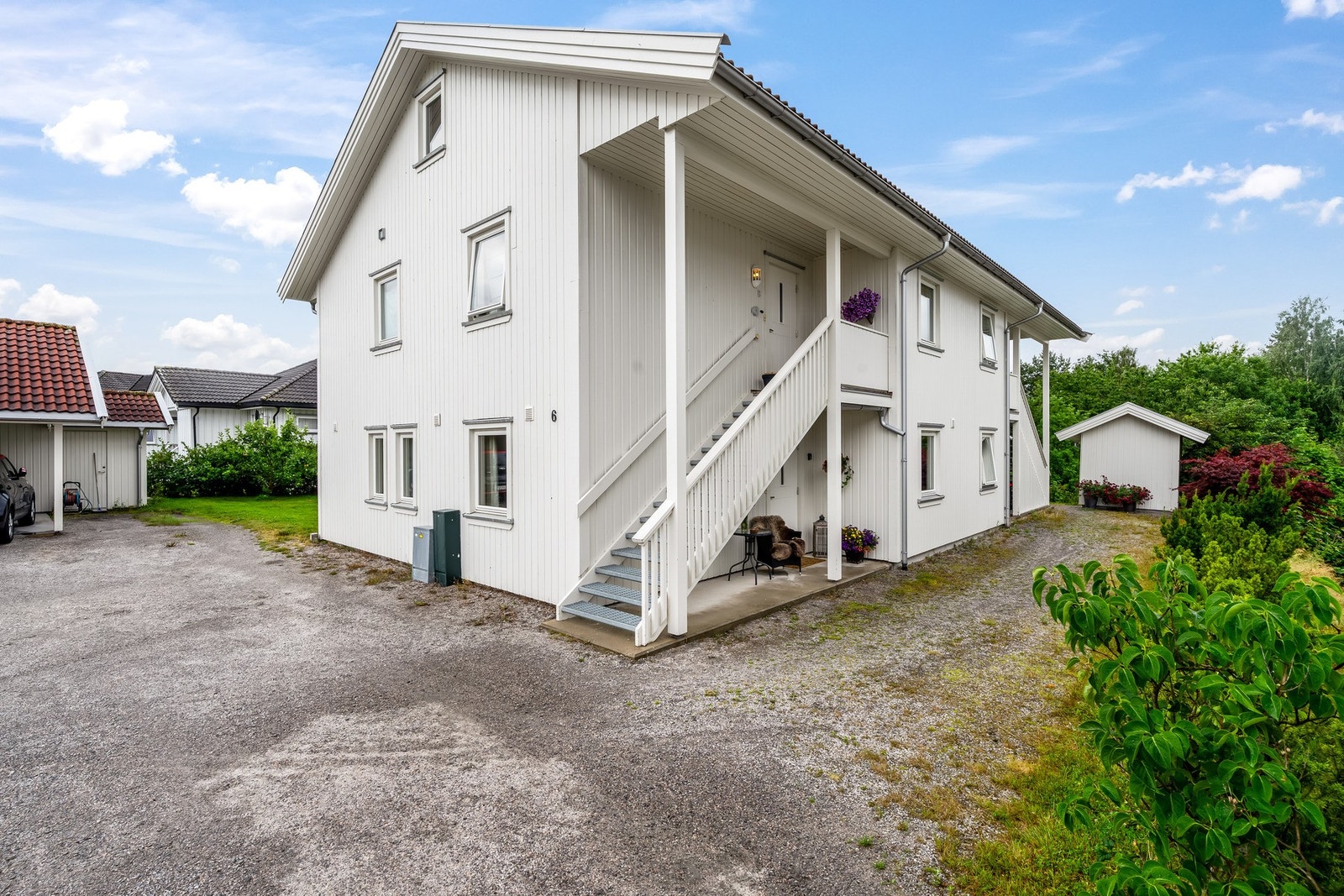 Tilhørende oppstillingsplass til bil, samt gjesteparkering. Galleribilde