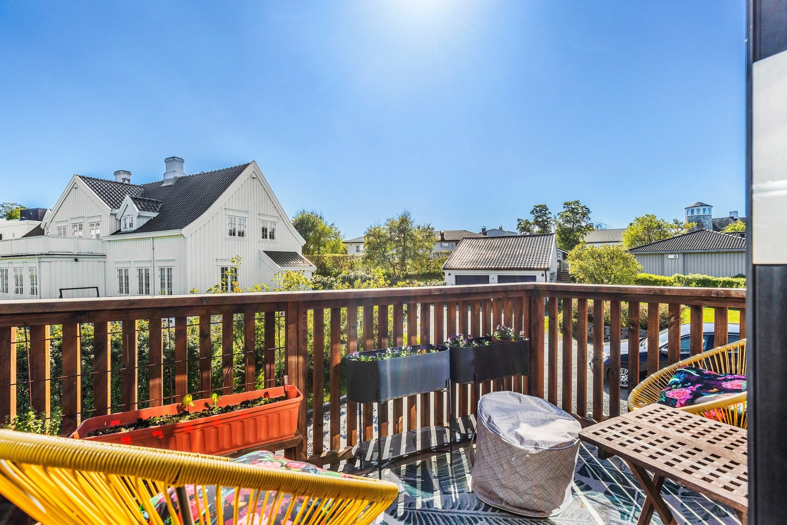 Videre inn fra stuen er det en innglasset balkong på 9,5 kvm og terrasse på 5,7 kvm Galleribilde