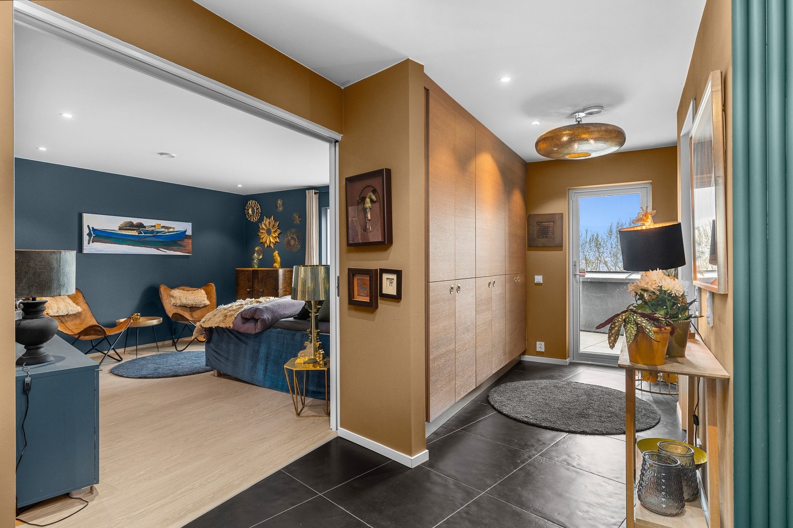 1.etasje inneholder: Hall, vaskerom, soverom, bad og terrasse. Galleribilde