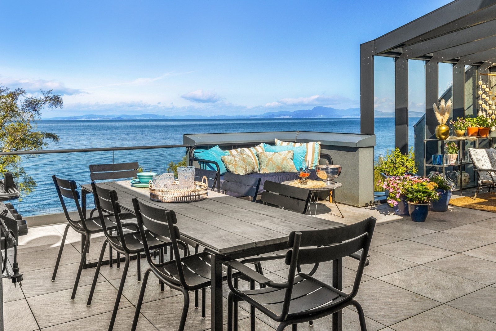 Hele terrassen har pidestallsflis - Flis for enkel vedlikehold Galleribilde