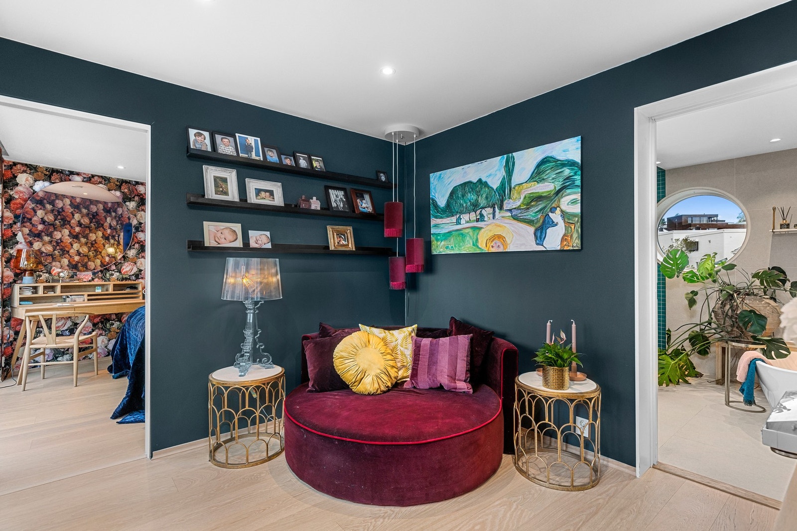 Hovedsuite med soverom, tv-stue, bad og walk-in closet Galleribilde