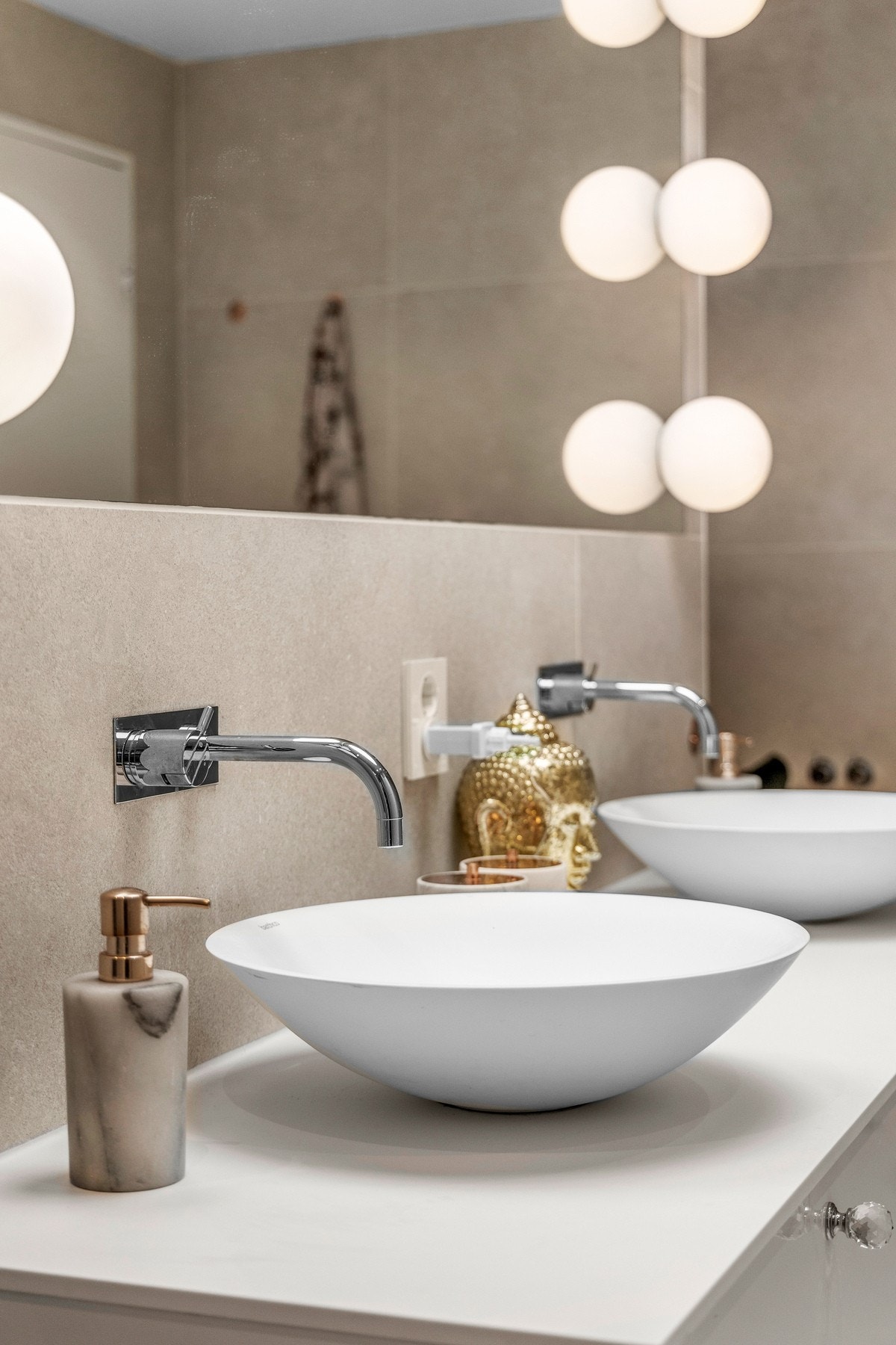 Badet er godt utstyrt med dobbelservant, dobbeldusj, badekar og dusjtoalett Galleribilde