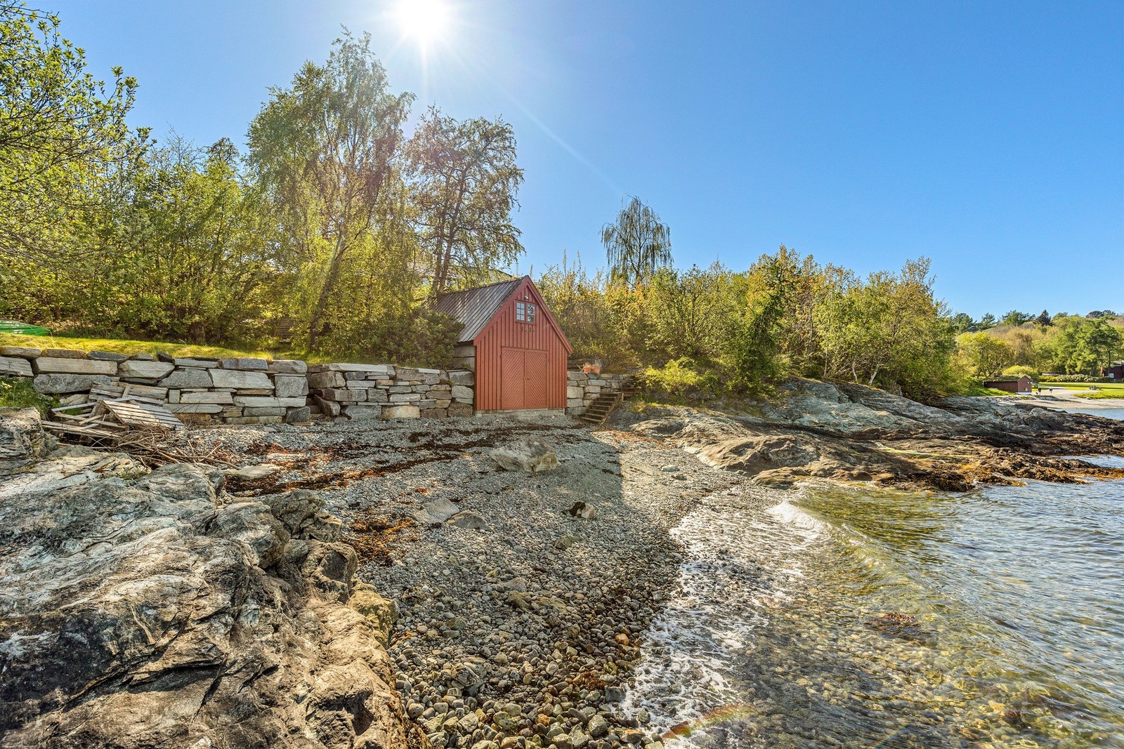 Eget naust med båtrom og innredet loftsrom Galleribilde