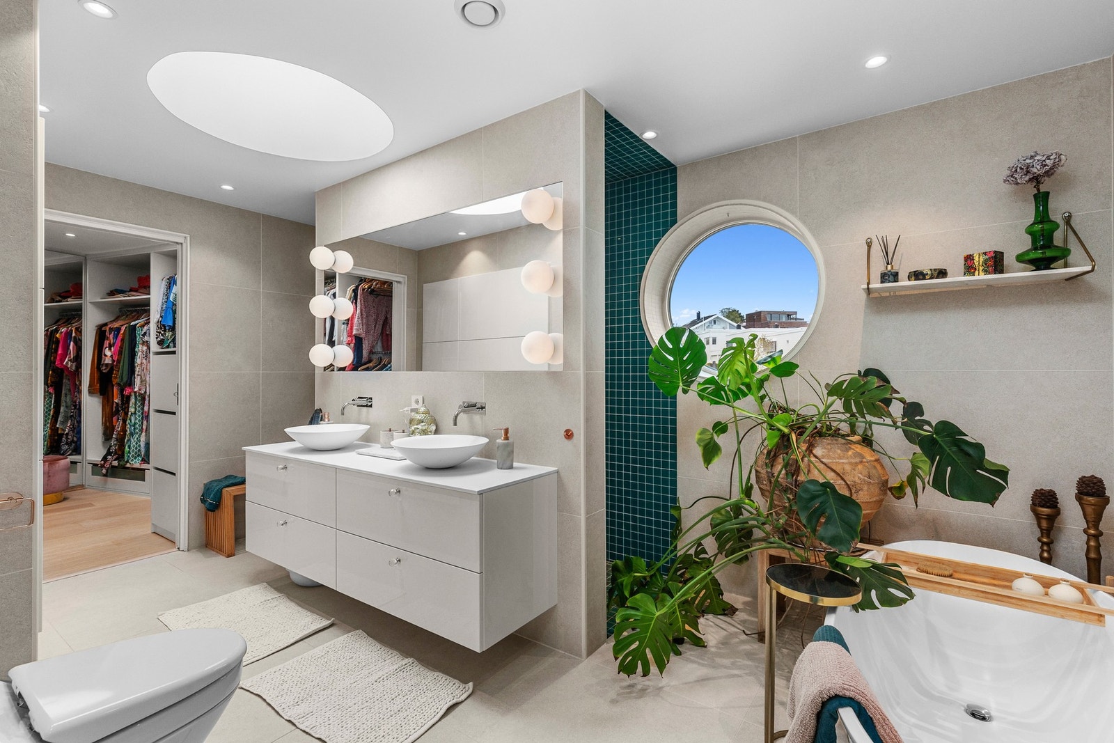 Videre inn på badet er det walk-in closet på 6,8kvm Galleribilde