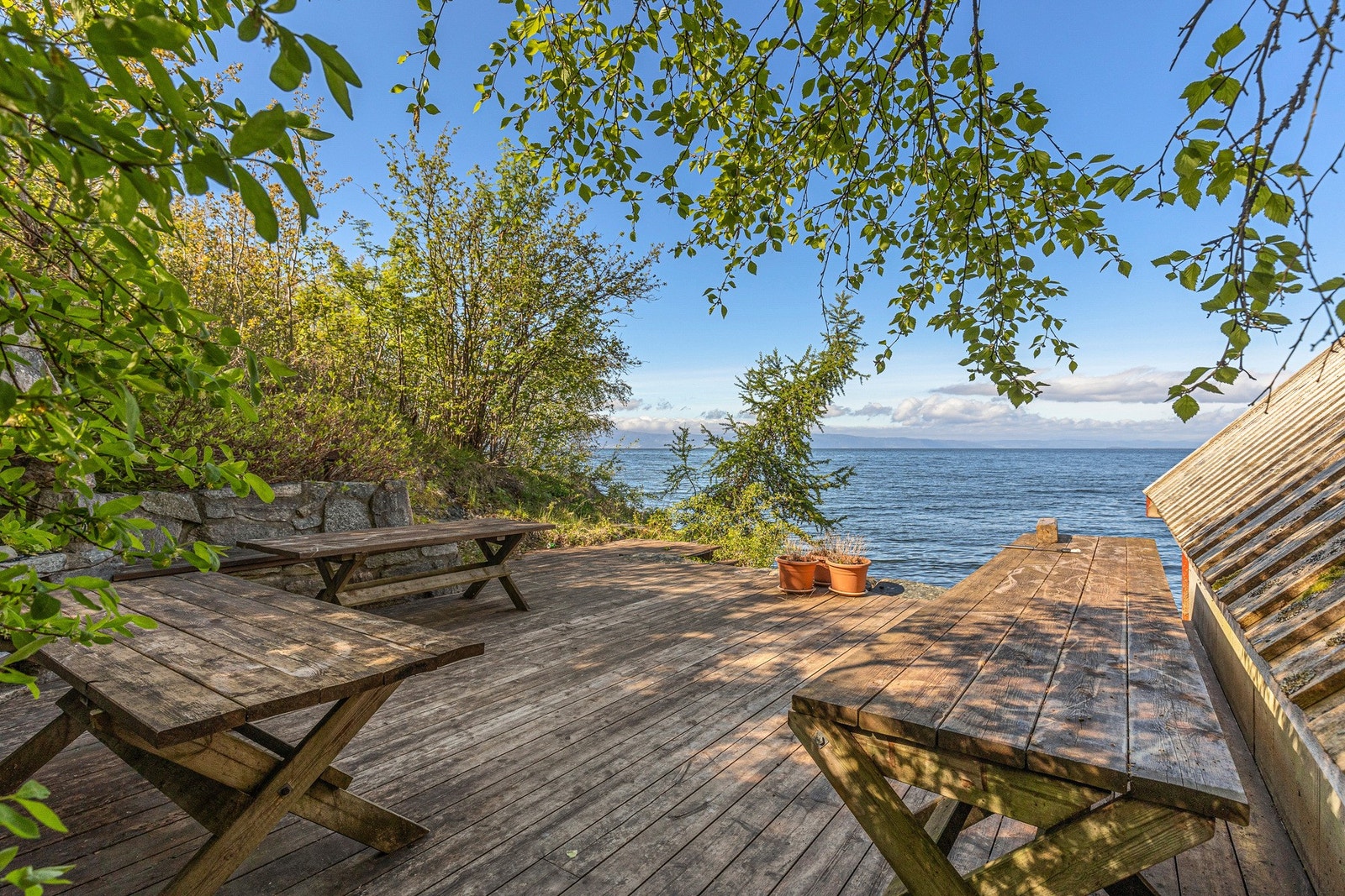 Terrasse på siden av naustet Galleribilde