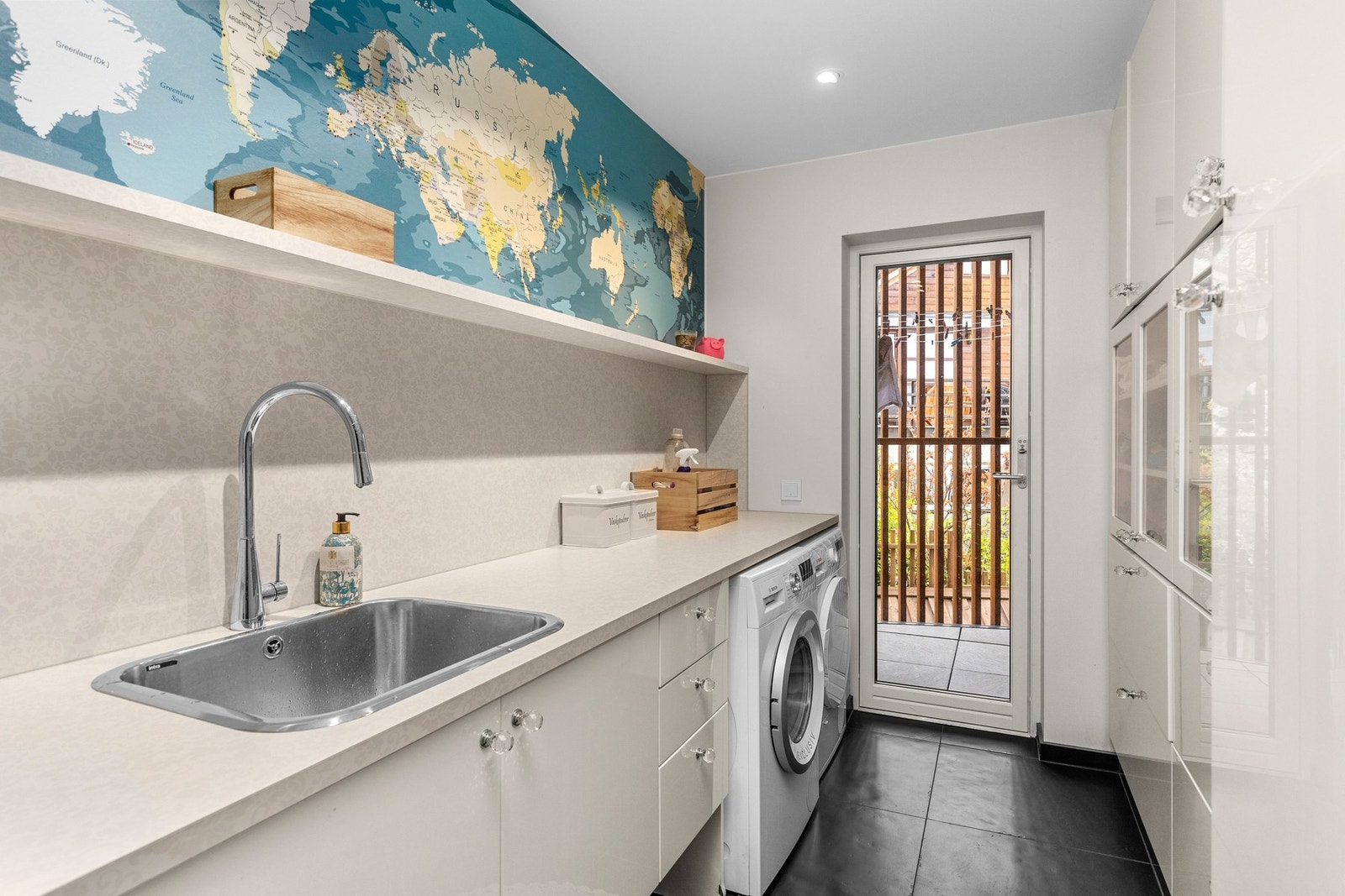 Vaskerom med praktisk innredning og egen "tørkebalkong" Galleribilde
