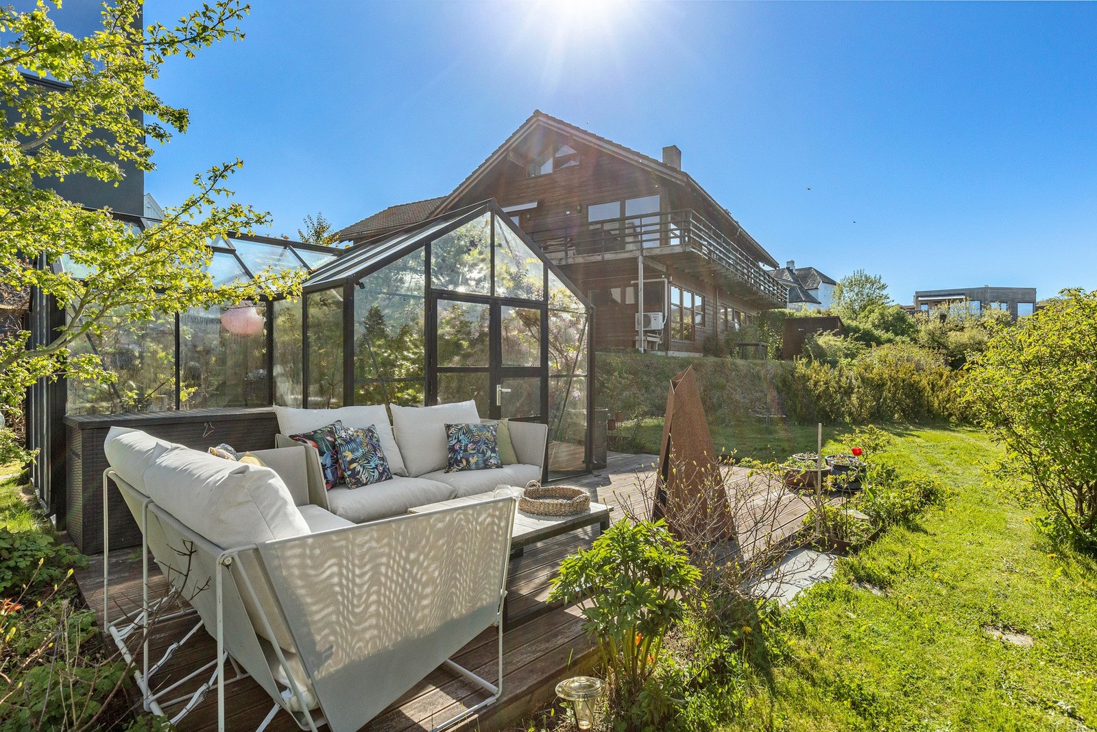 Skjermet hage med drivhus tilknyttet markterrasse Galleribilde