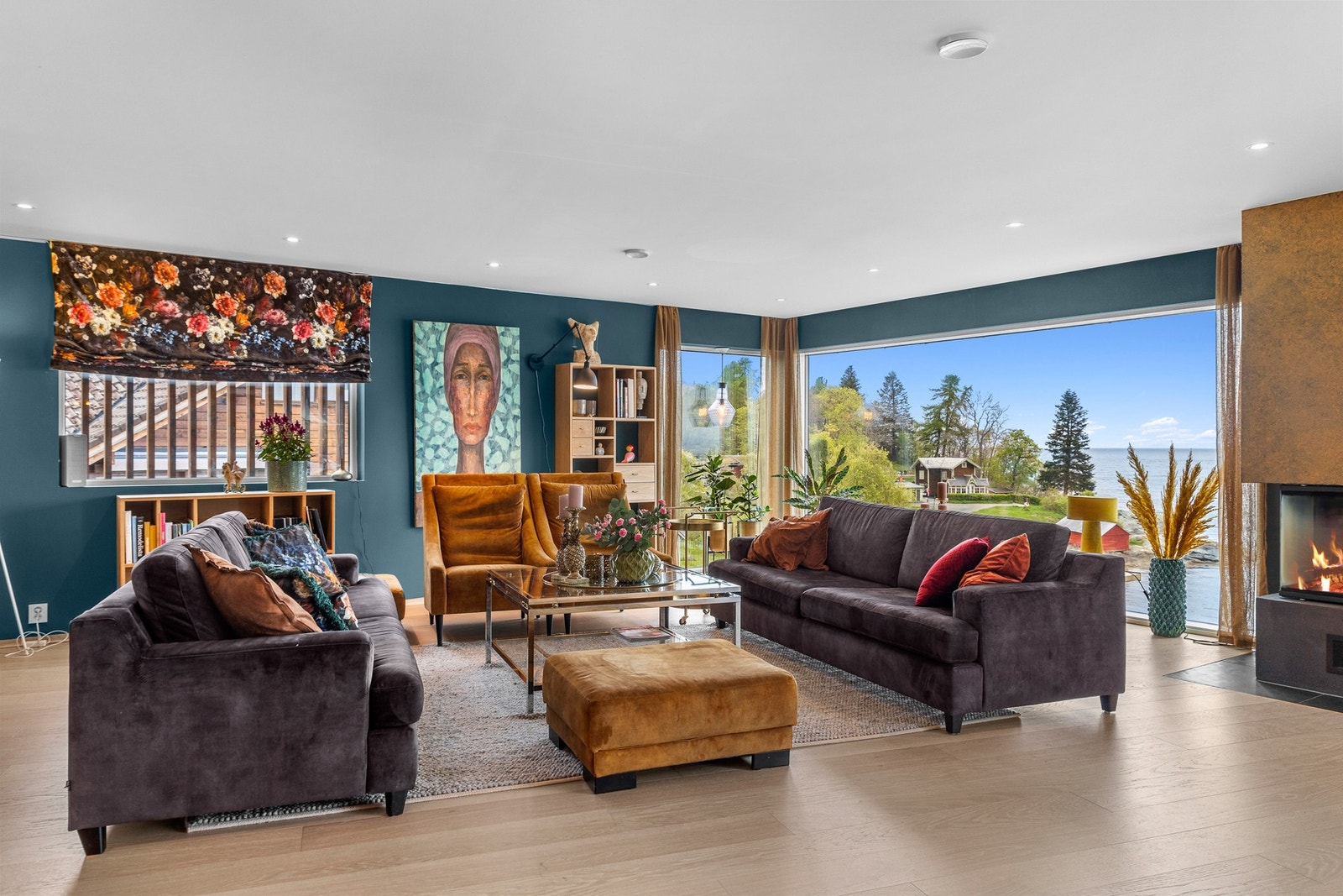 Luftig stue med store vinduer mot fjorden Galleribilde