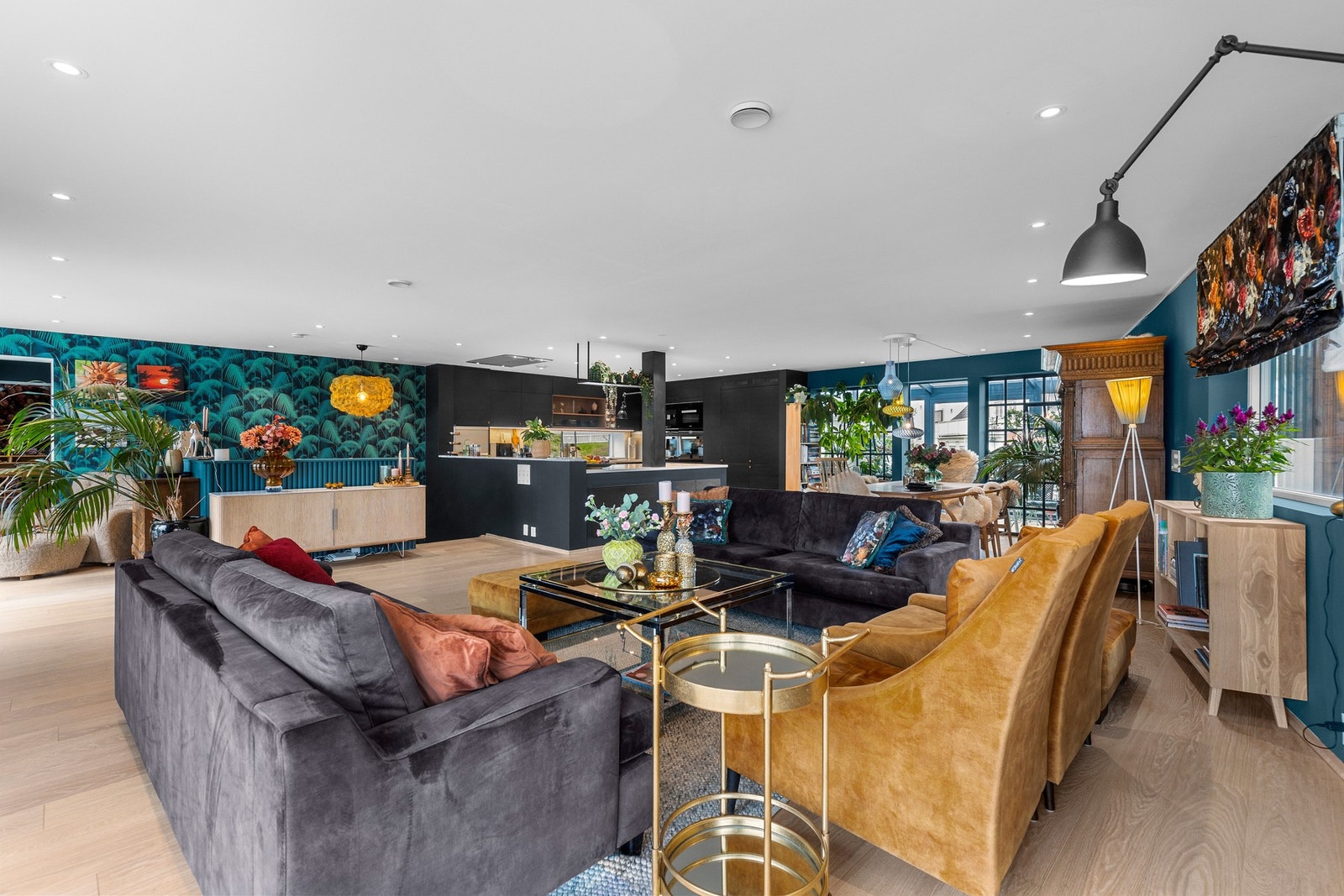 Åpen løsning mellom stue, spisestue og kjøkken Galleribilde