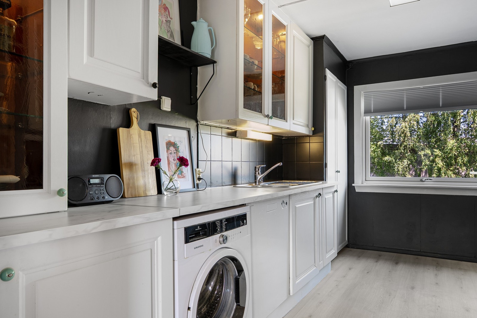 Gulvet på kjøkkenet ble lagt i 2025. Galleribilde