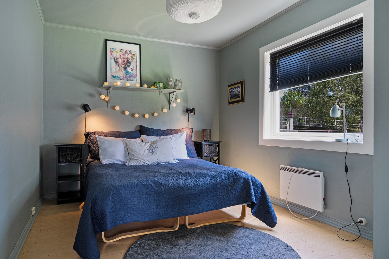 Soverommet har nymalte vegger og garderobeskap plassert på høyre side. Galleribilde