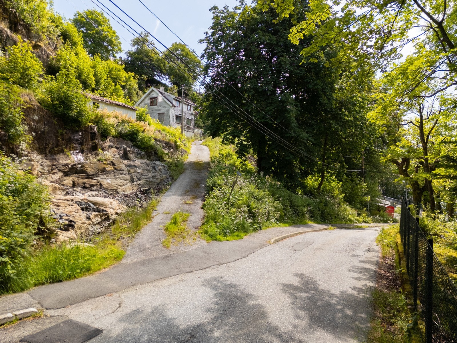 Det foreligger tinglyst erklæring datert 8. desember 1927 vedr. veirett. Rettighetene og pliktene etter denne avtalen ligger til eiendommene med gnr. 146 bnr 64 og gnr. 146 og 147. Galleribilde