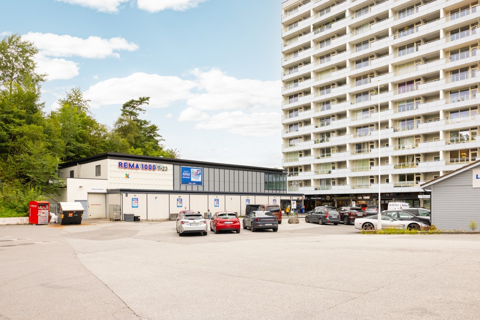 Sykkelavstand til Rema 1000 Nygård (med post i butikk) og Laksevåg senter. Galleribilde