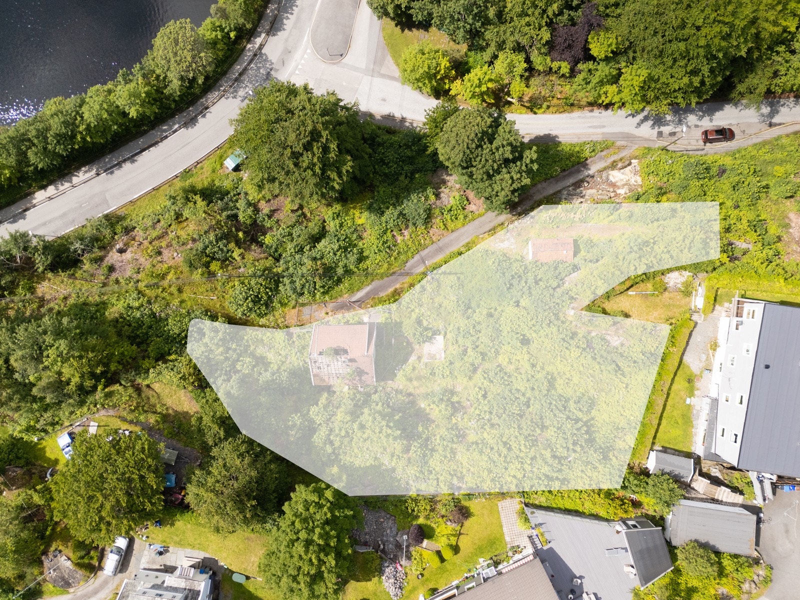 Boligen på tomten er i en fatning som anses og ikke ha noe teknisk verdi og den behøver omfattende restaurering eller riving. Galleribilde