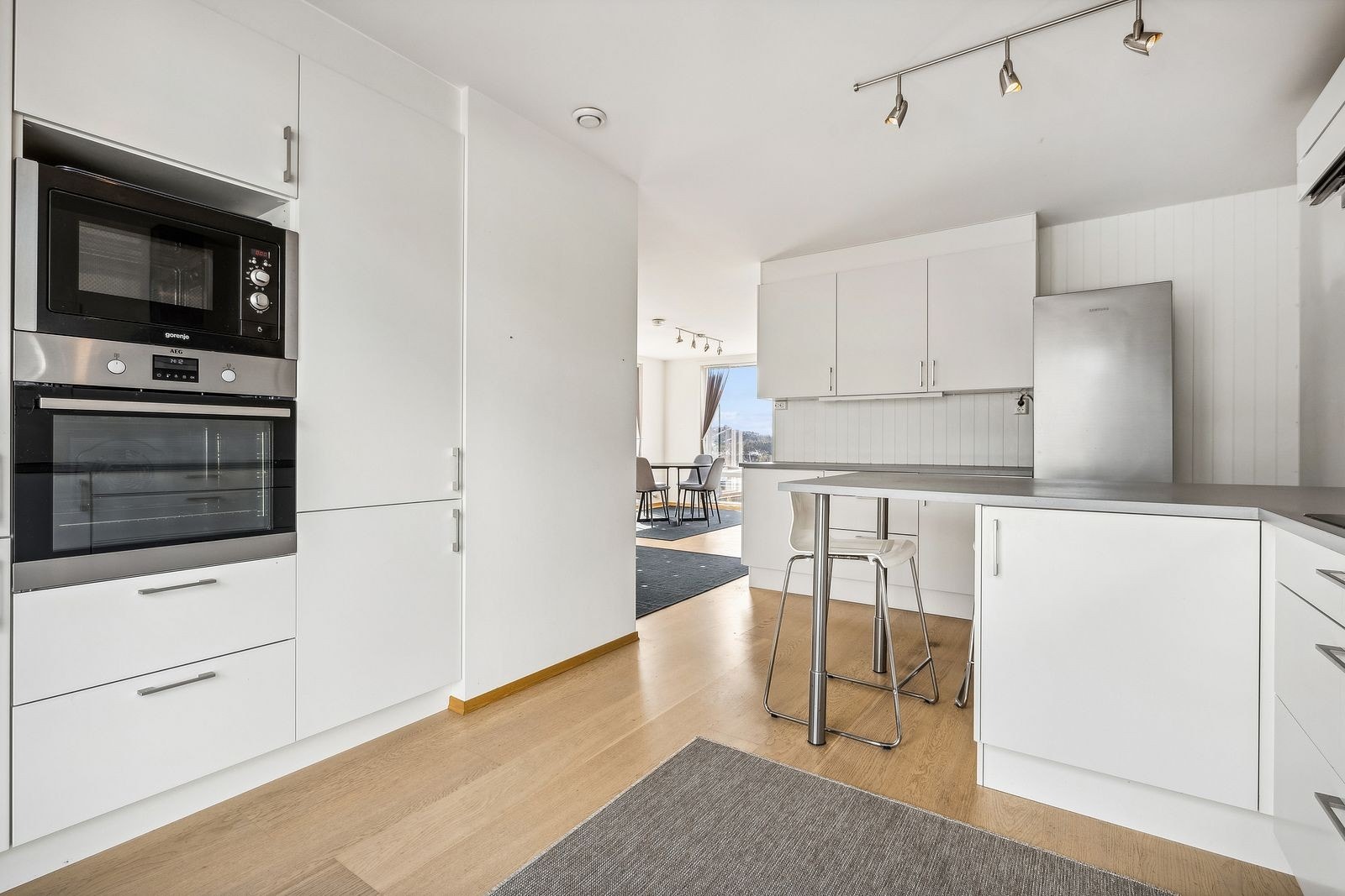 Det er godt med skap- og benkeplass på kjøkkenet. Et praktisk kjøkken med flere gode detaljer. Galleribilde