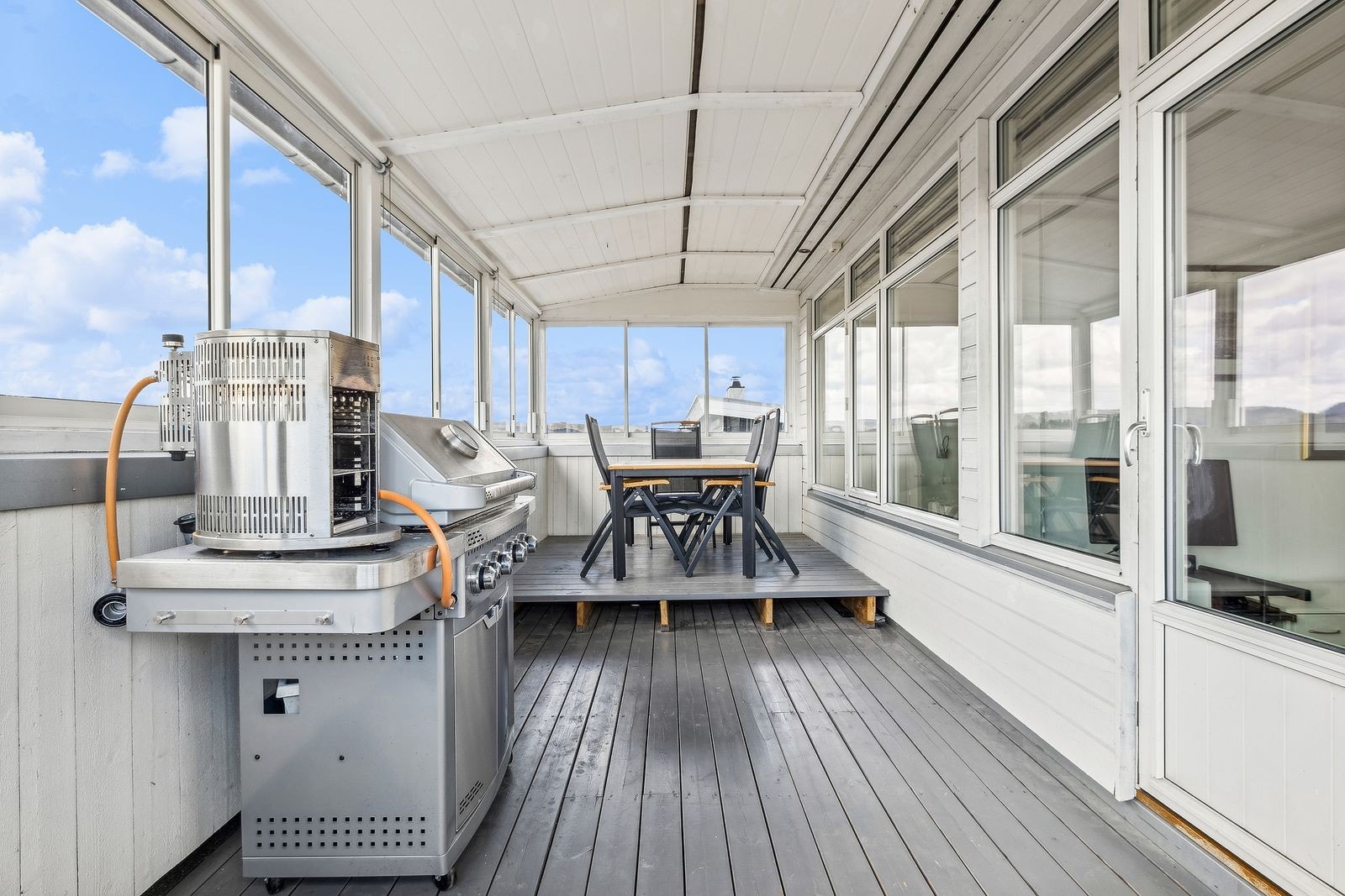 Fra trappegang i 2. etasje er det utgang til innglasset veranda. Galleribilde