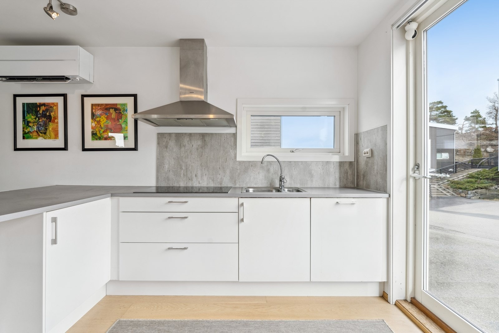 Integrerte hvitevarer som stekeovn, mikrobølgeovn, oppvaskmaskin og koketopp. Galleribilde