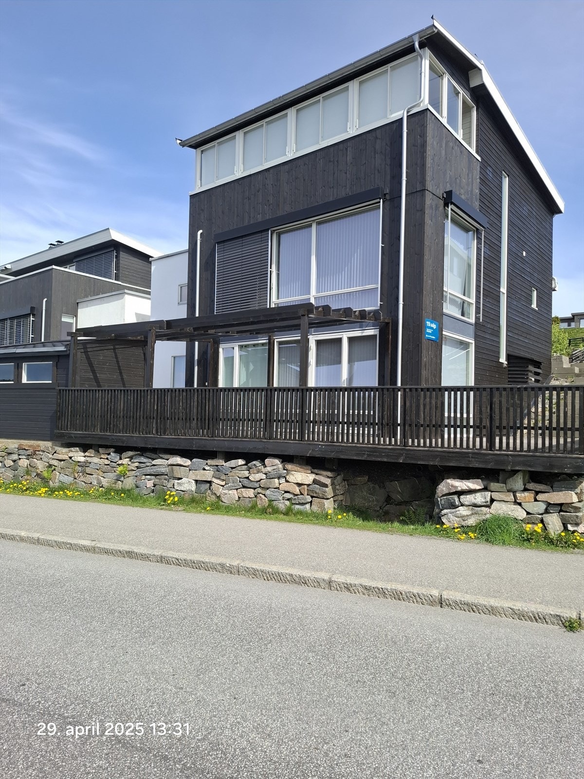 Boligen har flere store vindusflater vendt mot fantastisk utsikt mot Gillsvannet. Galleribilde