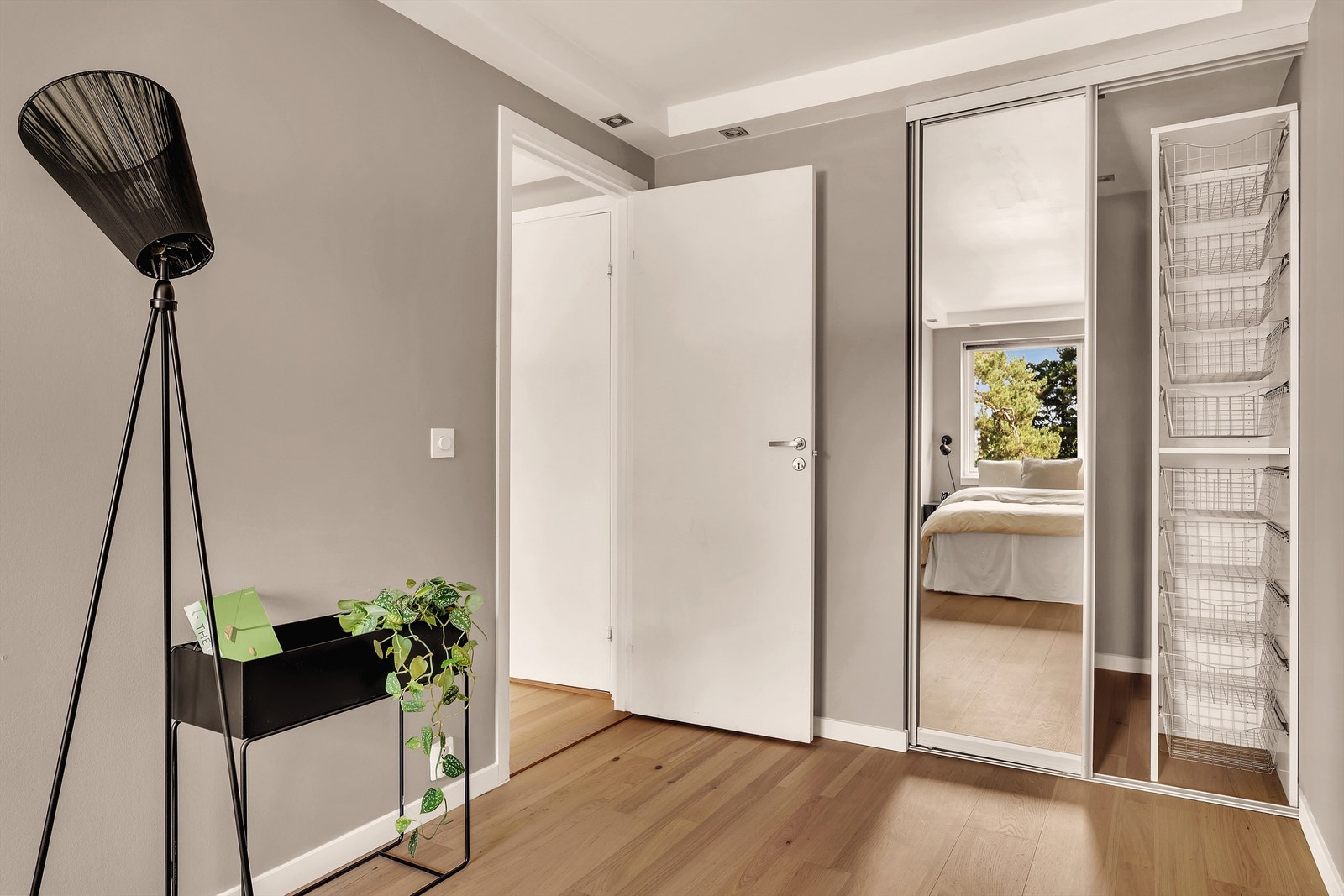 Praktisk plassbygget skyvedørsgarderobe på hovedsoverom. Galleribilde