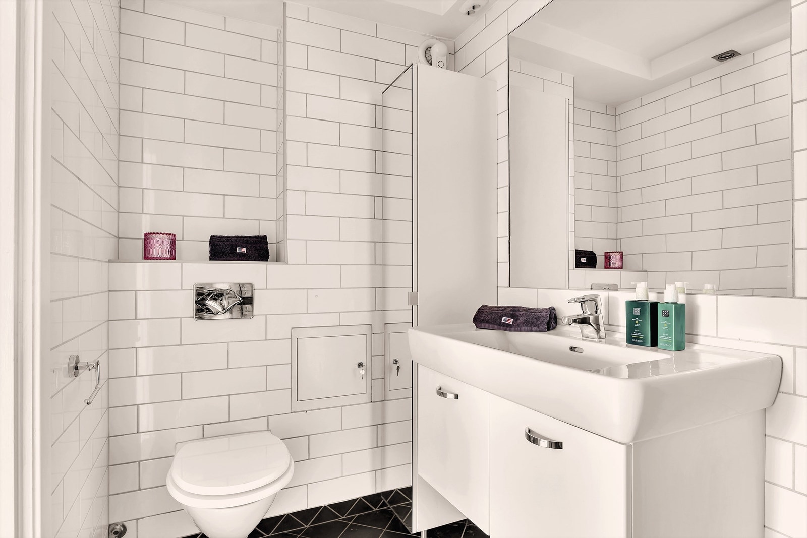 Badet har er videre utstyrt med vegghengt servantinnredning og speil med belysning. Galleribilde