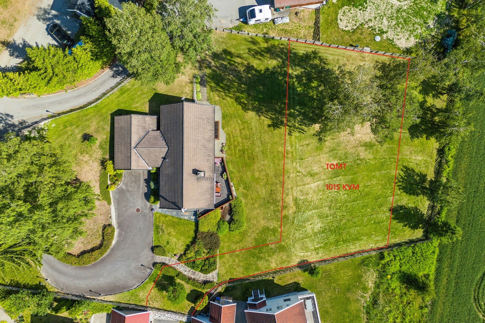 Attraktiv, solrik tomt på 1 015 kvm - markert med røde grenser - med flott beliggenhet i et etablert boligområde. Galleribilde