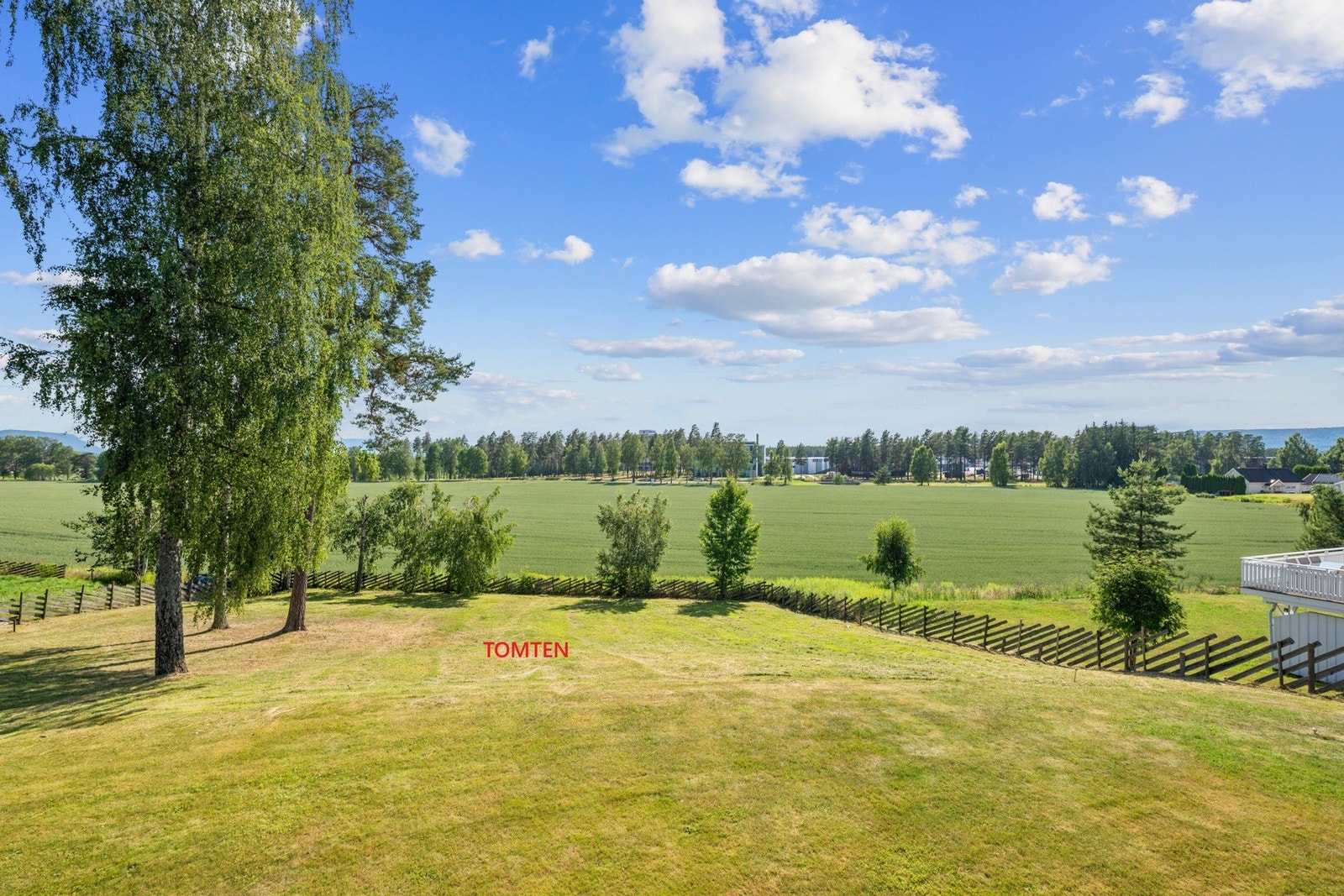 Tomten ligger i et lett kupert terreng og har svært gode solforhold gjennom store deler av dagen. Galleribilde