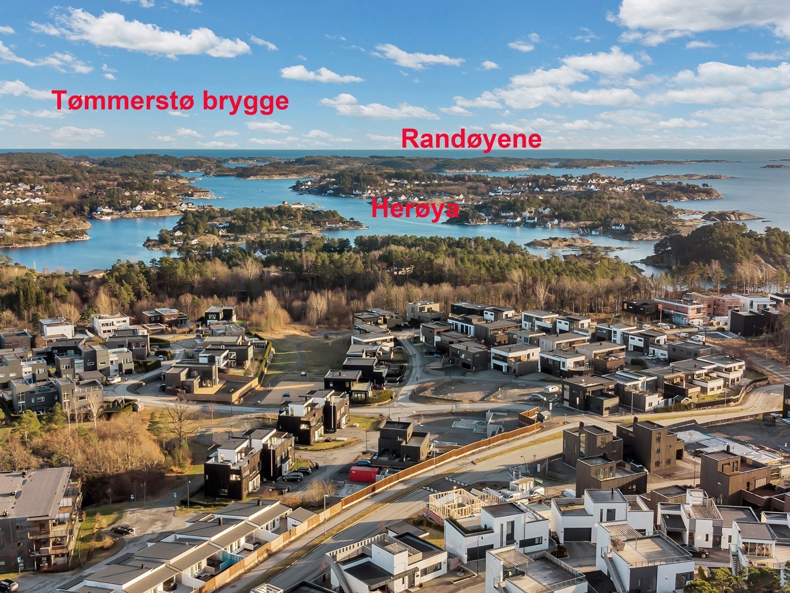 Tomten ligger i et svært attraktivt område med nærhet til Tømmerstø brygge, Hærøya, Randøyene og det rike sjølivet rundt, noe som gir gode muligheter for friluftsliv, båtaktiviteter og naturopplevelser året rundt Galleribilde