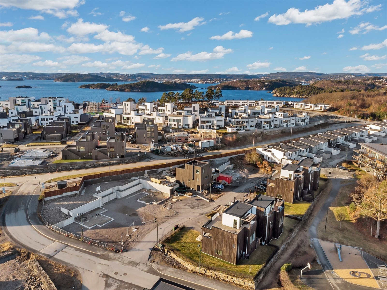 Her får du ikke bare en mulighet til å bygge drømmehjemmet ditt, men også tilgang til et rikt uteområde med flere lekeplasser, naturskjønne turstier i både skog og langs sjøen, samt fine badestrender Galleribilde