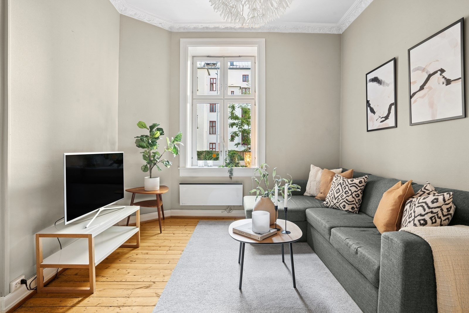 Med sin gode takhøyde på tre meter, oppleves rommet meget romslig og luftig. Galleribilde