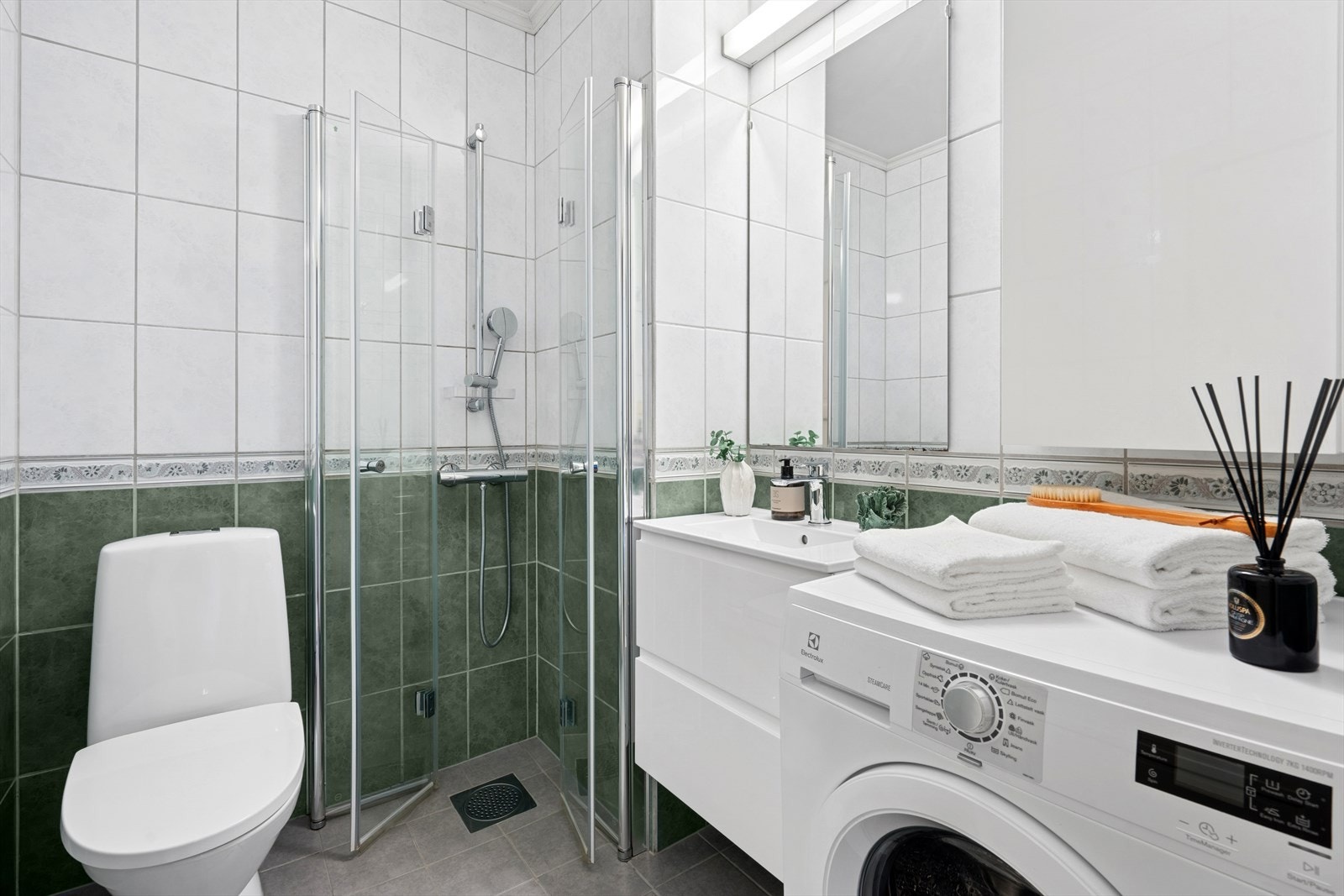 Helfliset baderom med gulvvarme og opplegg for vaskemaskin. Galleribilde