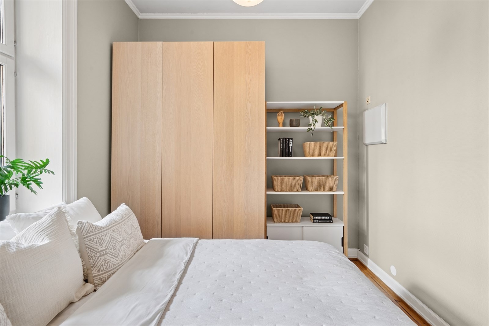 Soverommet er innredet med garderobeskap. Galleribilde