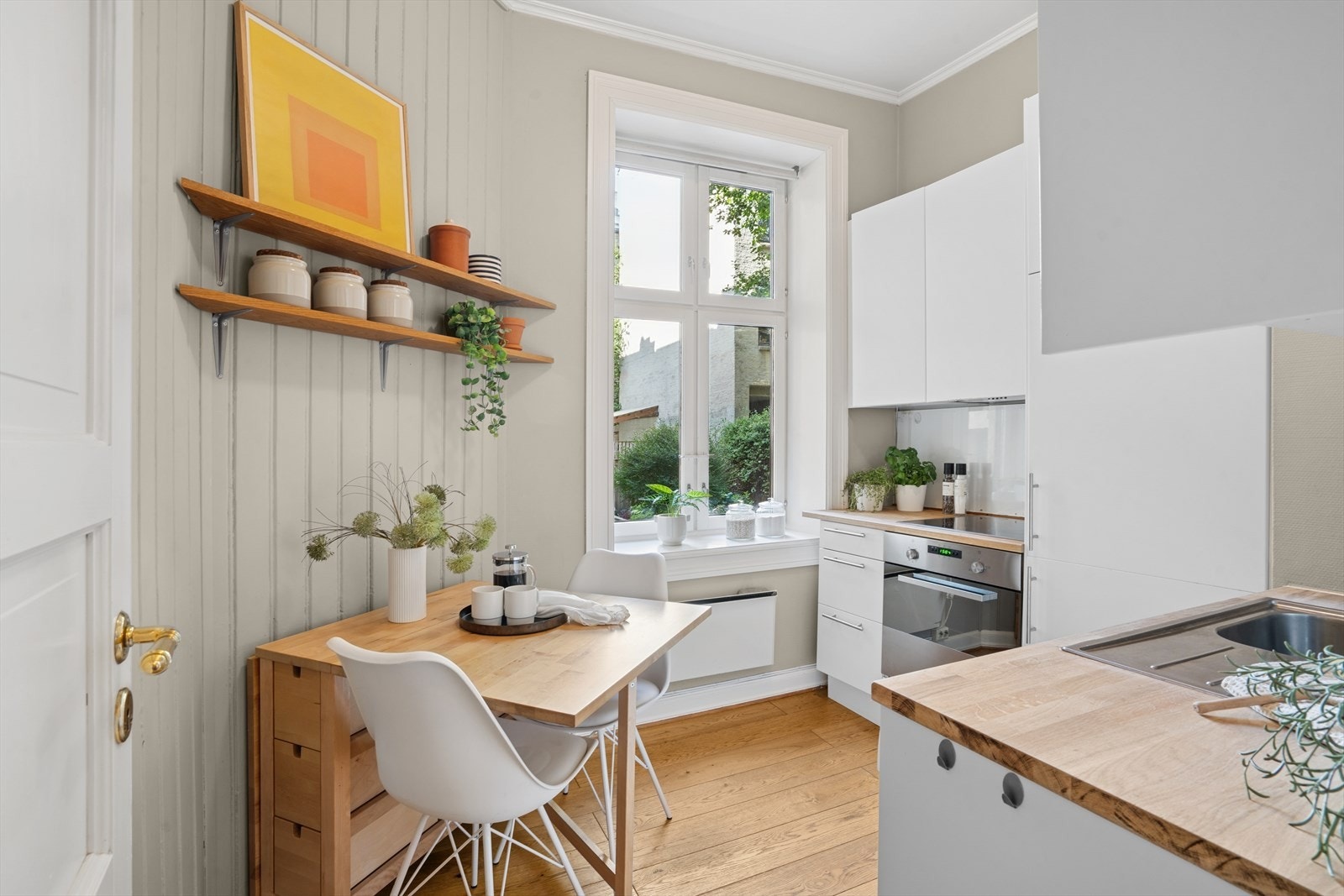 Separat kjøkken med plass til spisebord. Her kan man nyte en herlig frokost og morgenkaffe. Galleribilde