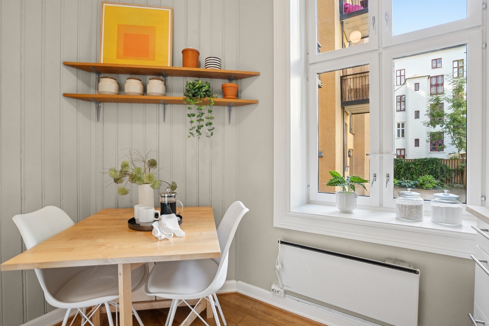 Koselig spiseplass på kjøkkkenet. Galleribilde