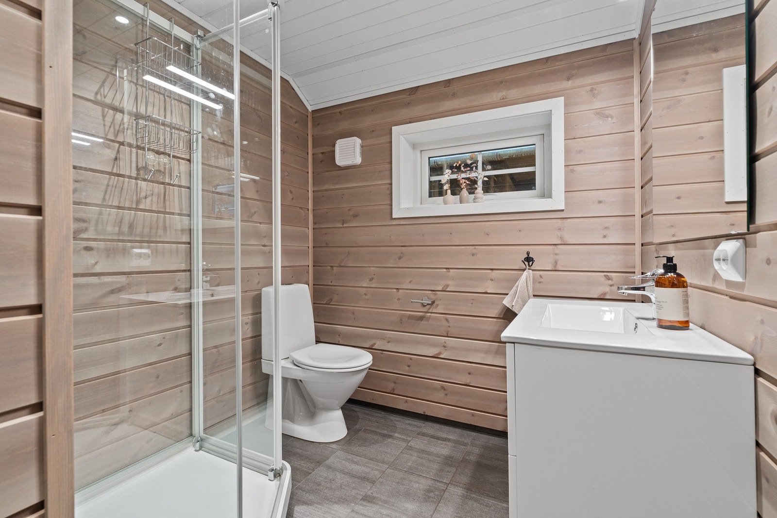 Badet i andre etasje har dusjkabinett, toalett, servant med underskap. Galleribilde