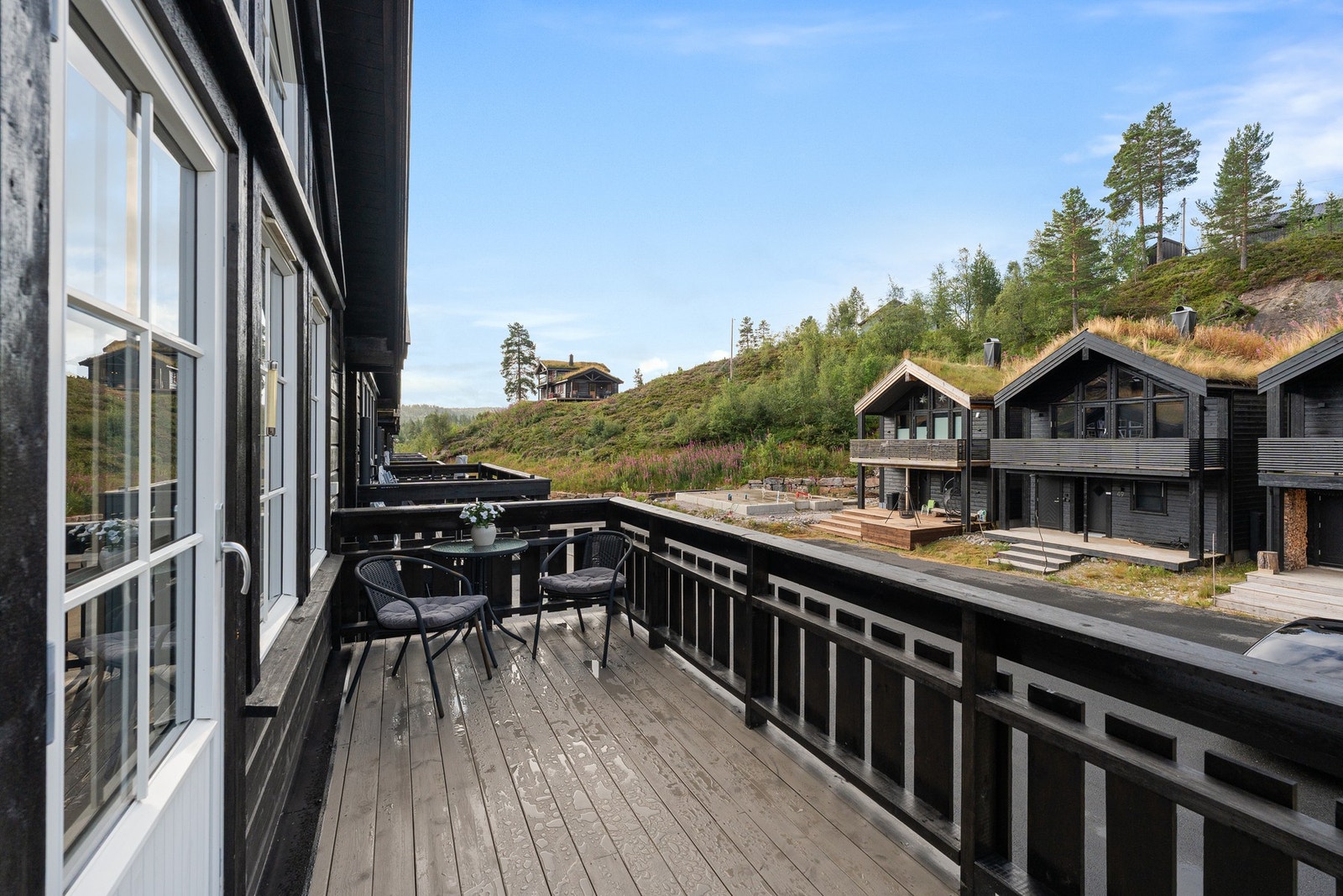 Sydvest-vendt veranda med sol fra tidlig formiddag til kveld Galleribilde