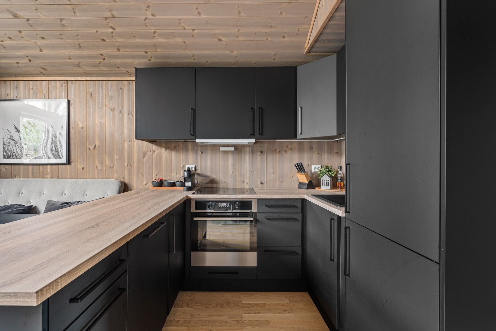 Lekker innredning fra Sørlandskjøkken med integrerte hvitevarer Galleribilde