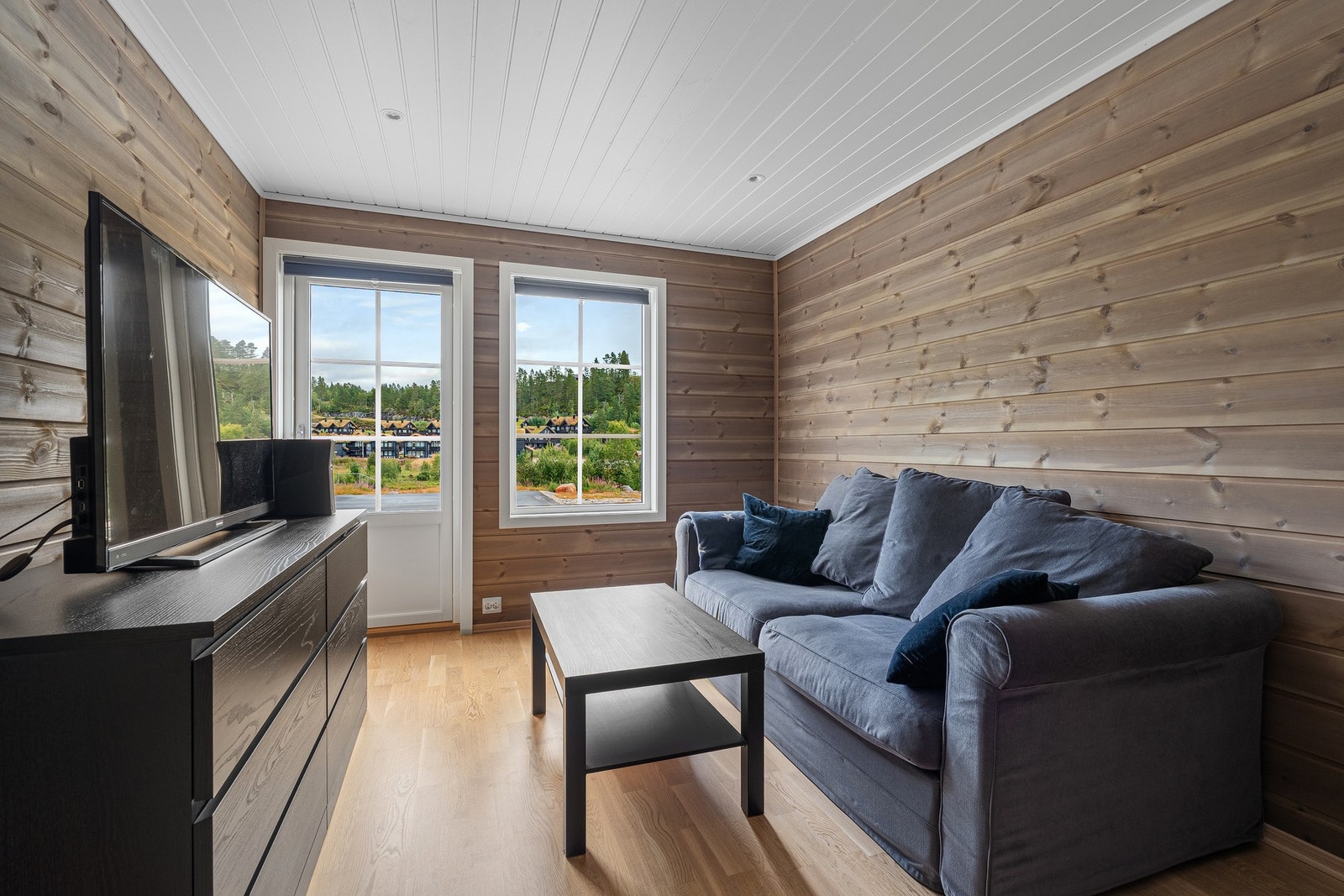 Tv stue hvor man kan slappe av etter en lang dag med aktiviteter. Her er det også varmekabler Galleribilde