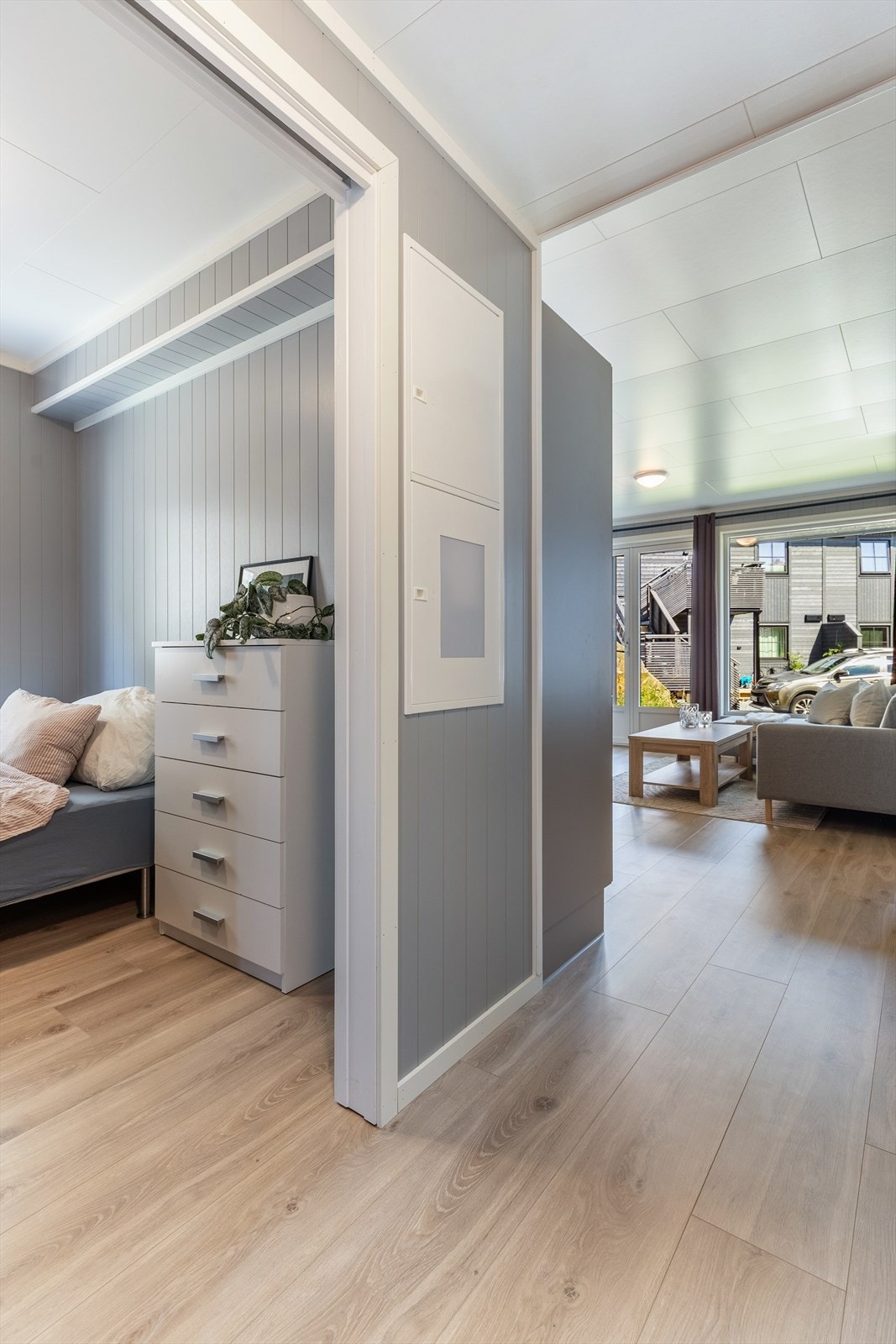 Leiligheten har gjennomgående lyse og nøytrale overflater Galleribilde