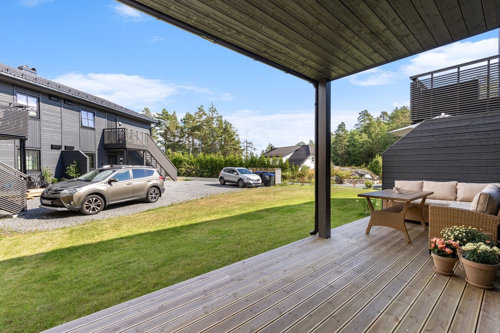 Hyggelig terrasse med god plass til sittegruppe Galleribilde