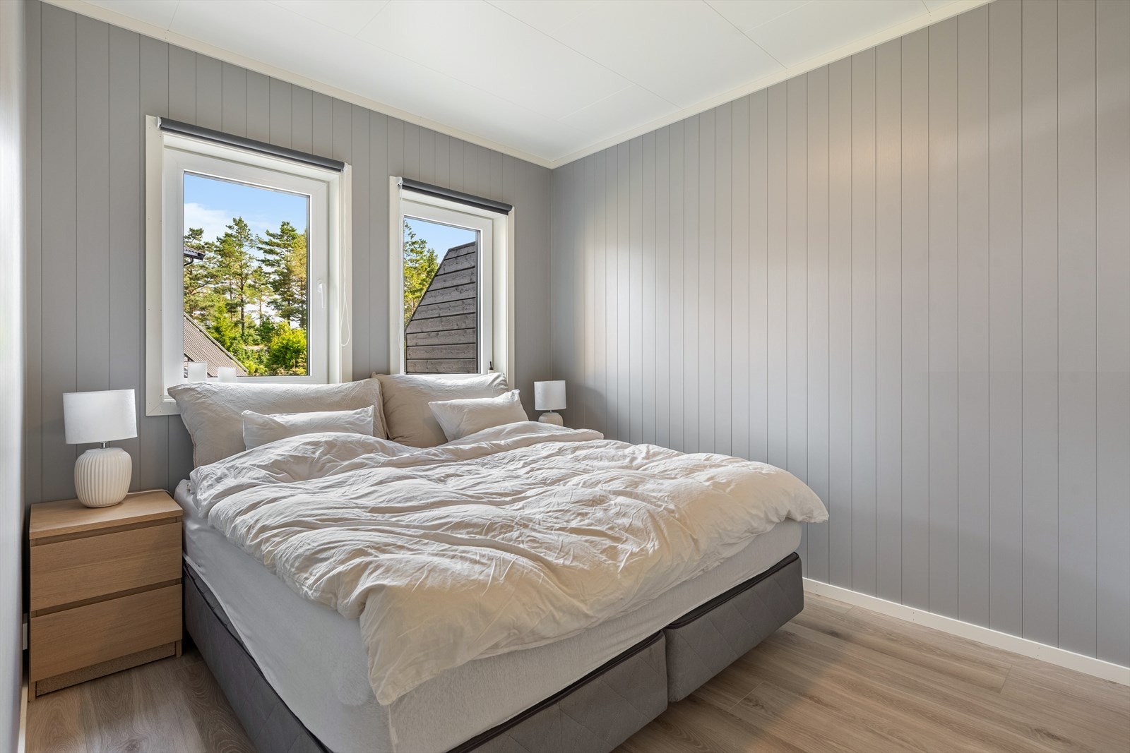 Soverom med god plass til dobbeltseng Galleribilde