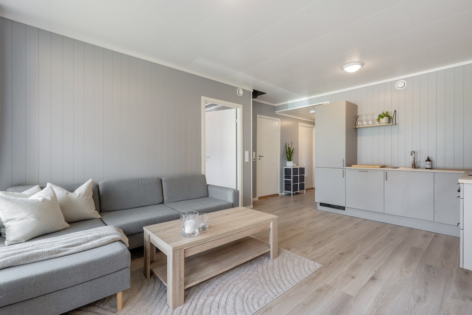 Stue og kjøkken i åpen og sosial løsning - kjøkkeninnredning fra HTH Galleribilde