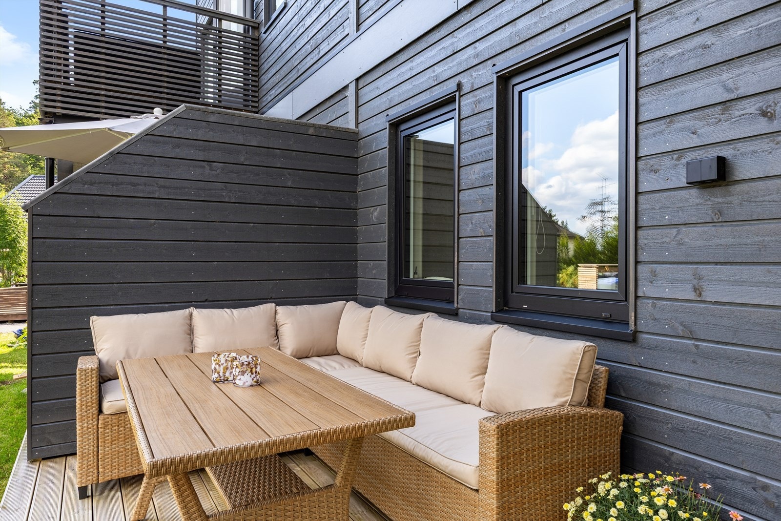 Terrasse med skillevegg mot nabo Galleribilde