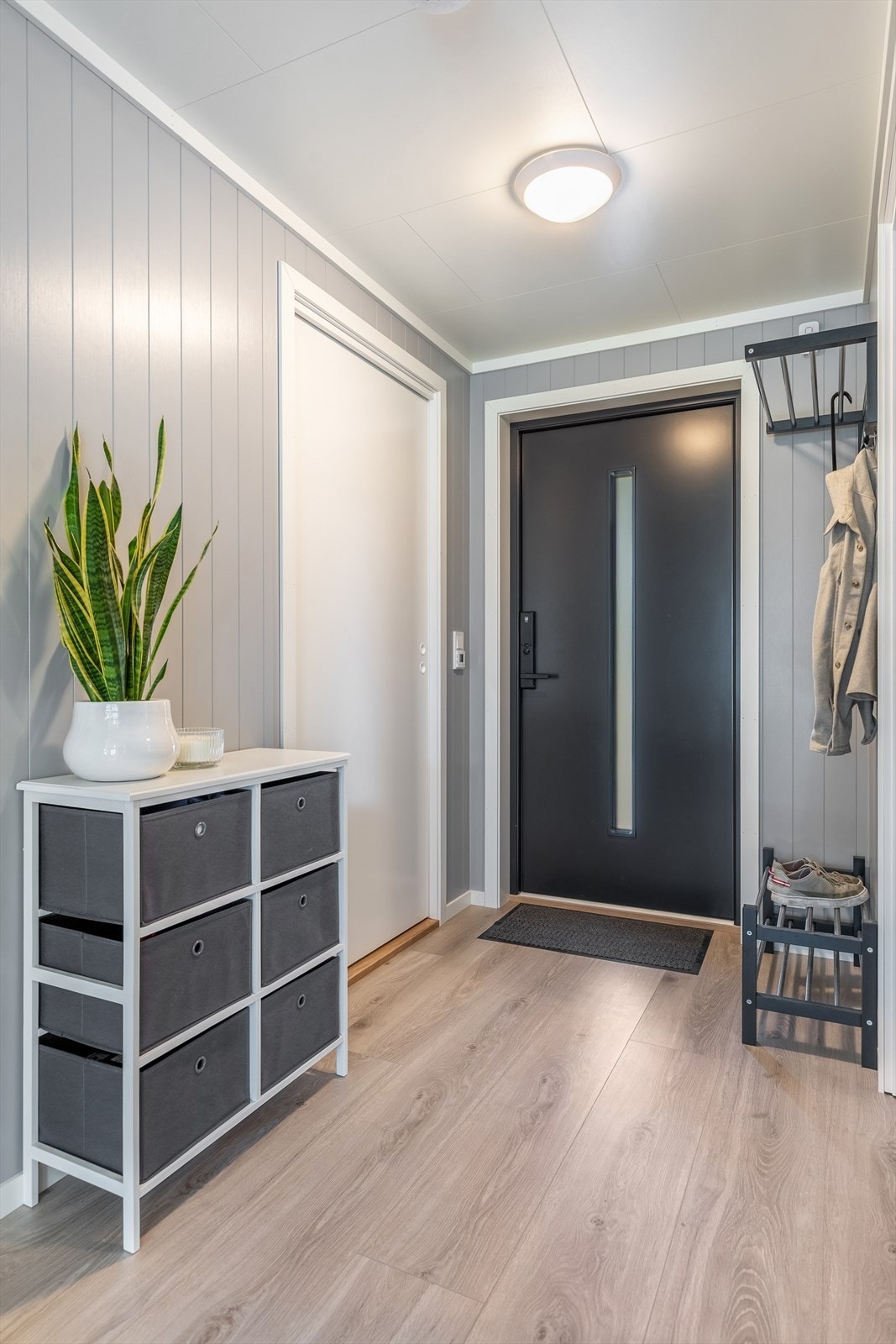 Lys og fin gang med god plass til å henge fra seg yttertøy Galleribilde